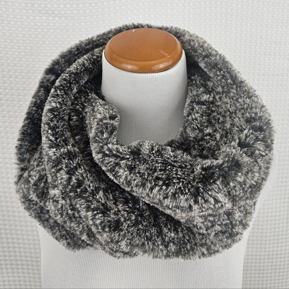 American Eagle Faux Fur Infinity Scarf in Black and Gray Cozy Warm Boho